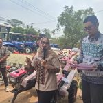 Serahkan Bantuan-Bupati Lampung Timur Ela Siti Nuryamah serahkan bantuan alat pertanian secara simbolis. (Dok)