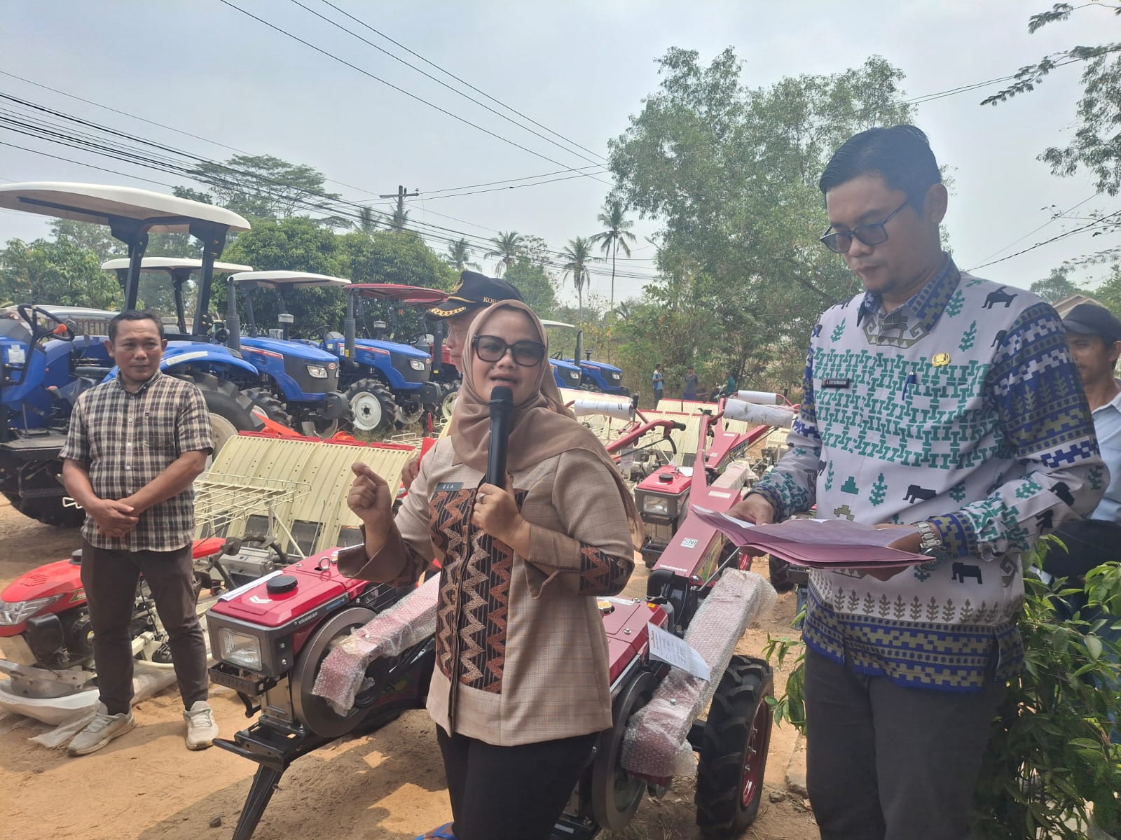 Serahkan Bantuan-Bupati Lampung Timur Ela Siti Nuryamah serahkan bantuan alat pertanian secara simbolis. (Dok)